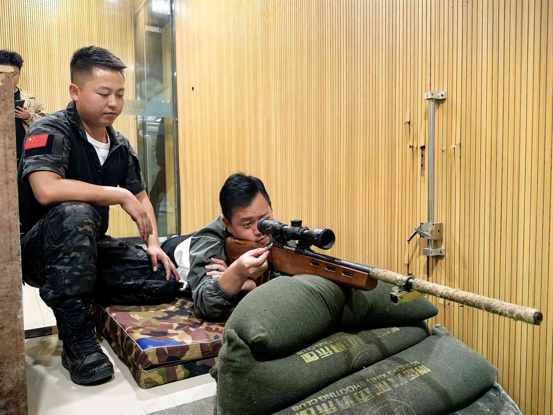 握枪、瞄准、射击！贵阳首家营业性射击场体验「实战」打靶正式开启