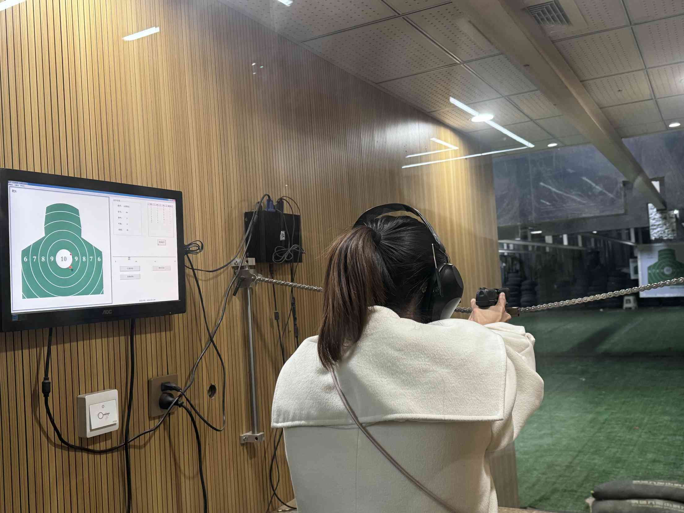 握枪、瞄准、射击！贵阳首家营业性射击场体验「实战」打靶正式开启