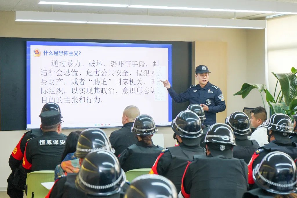 「共筑金盾防线 守卫校园平安」贵州工商职业学院开展校园反恐防暴突击演练提升培训会 