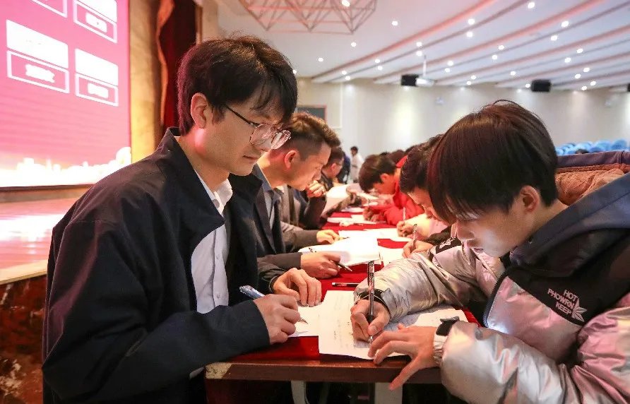 深化产教融合“技”承匠心“数”写未来 贵州工商职业学院举行现场工程师拜师仪式