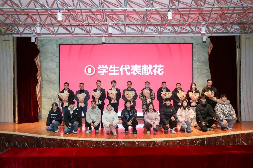 深化产教融合“技”承匠心“数”写未来 贵州工商职业学院举行现场工程师拜师仪式