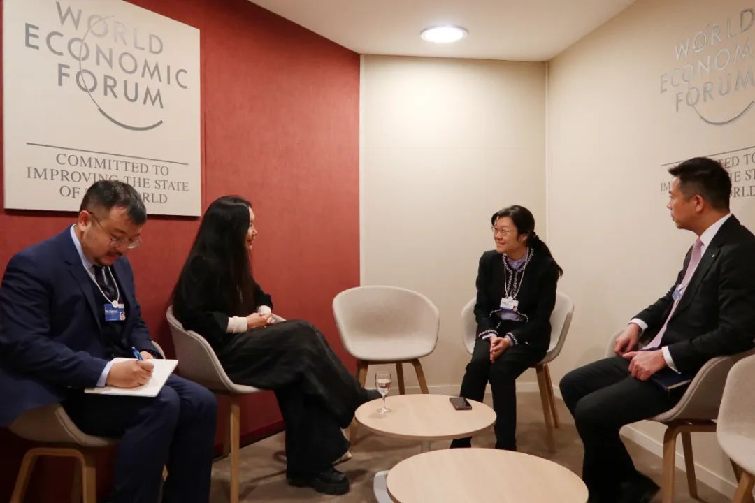 达沃斯中国之夜：从茅台的红丝带看智能化时代下传统产业的变与不变