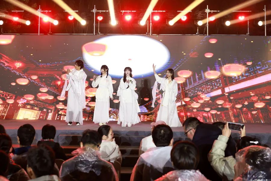 国风嘉年华点亮“年轻的城”，南汇新城镇发放首批消费券