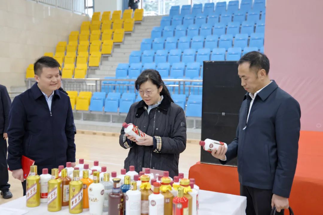 一百余名员工现场比拼产品真伪鉴定，拉开茅台技能大比武序幕
