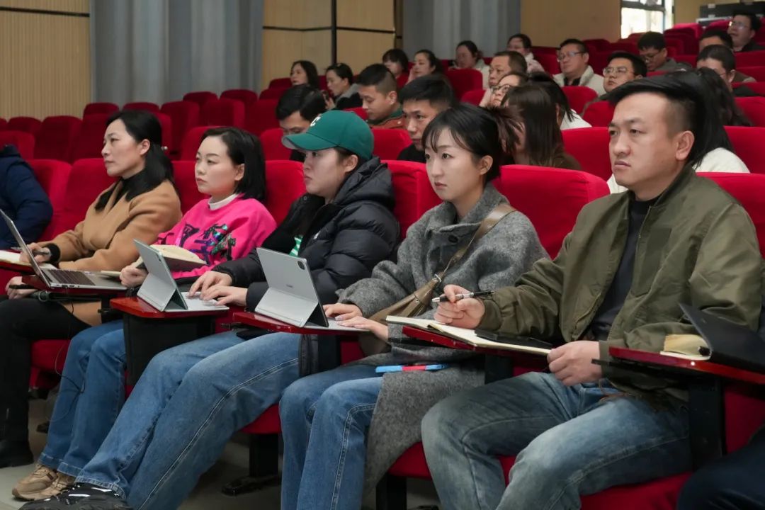 贵工商为职教城管委会等工作人员召开“人工智能+”DeepSeek专题培训