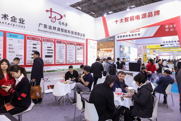 聚光魅力启新程，超22万人次共赴盛会，第32届古镇灯博会圆满收官