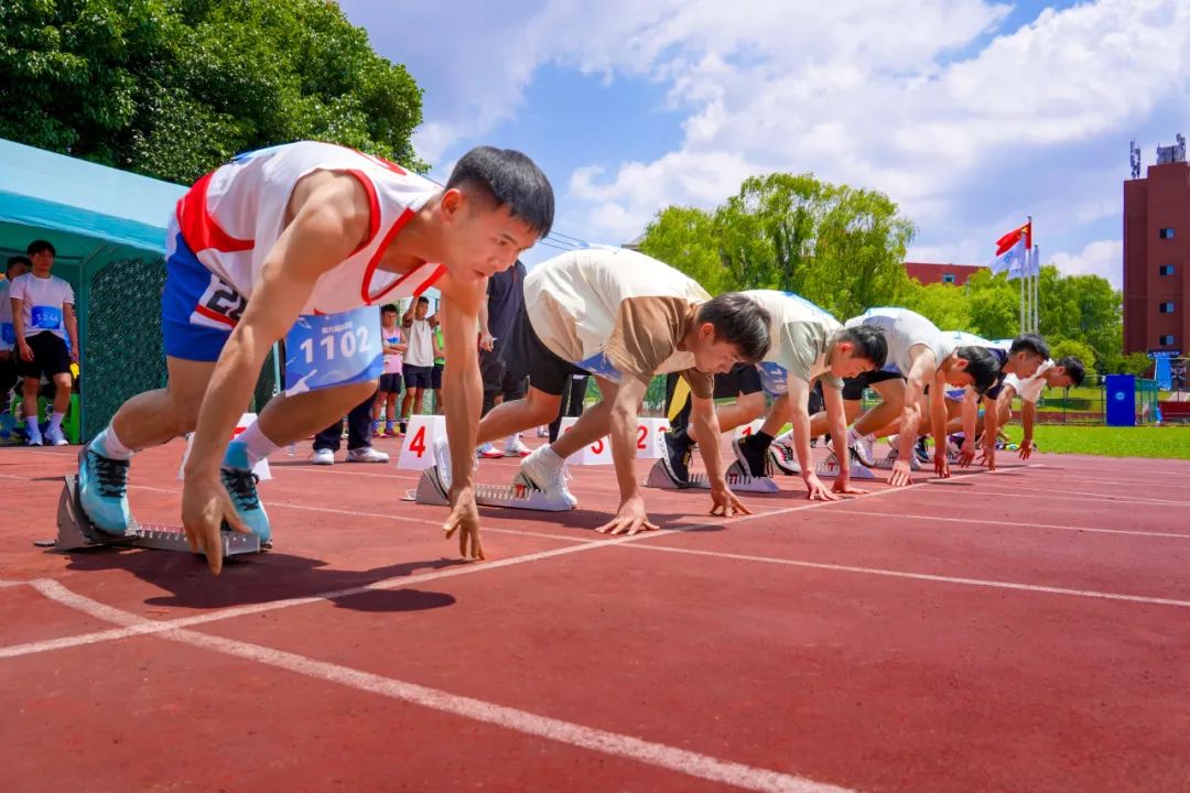 【2025级体育特长生招募30人】大学三年学费全免，贵州这所冠军学校发英雄帖了
