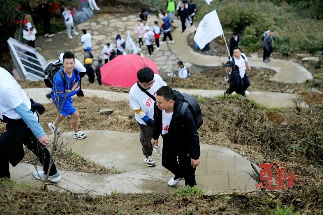 向峰而行顺天时 以德共酿山海情 茅台参加仁怀后山“三月三”登山活动