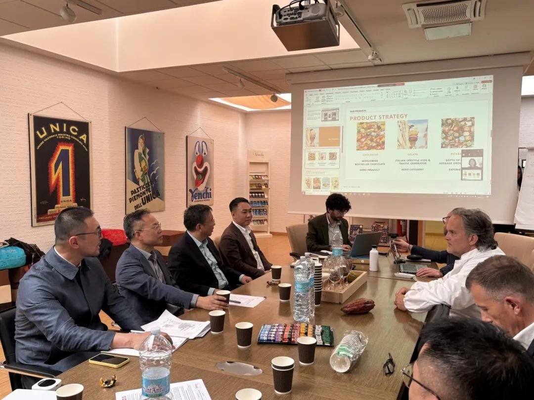 拓展新业态打造开放型经济高地，管委会与斯泰兰蒂斯汽车集团、闻绮集团举行签约仪式