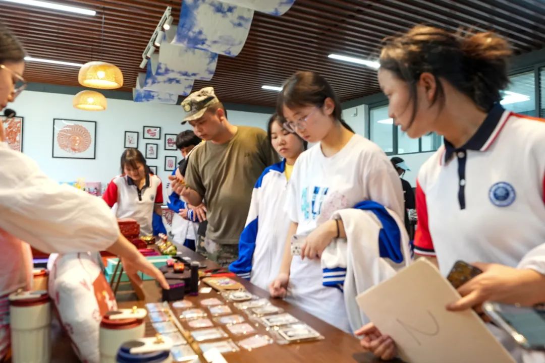 惠水一中师生走进贵州工商职业学院开展职业教育研学活动