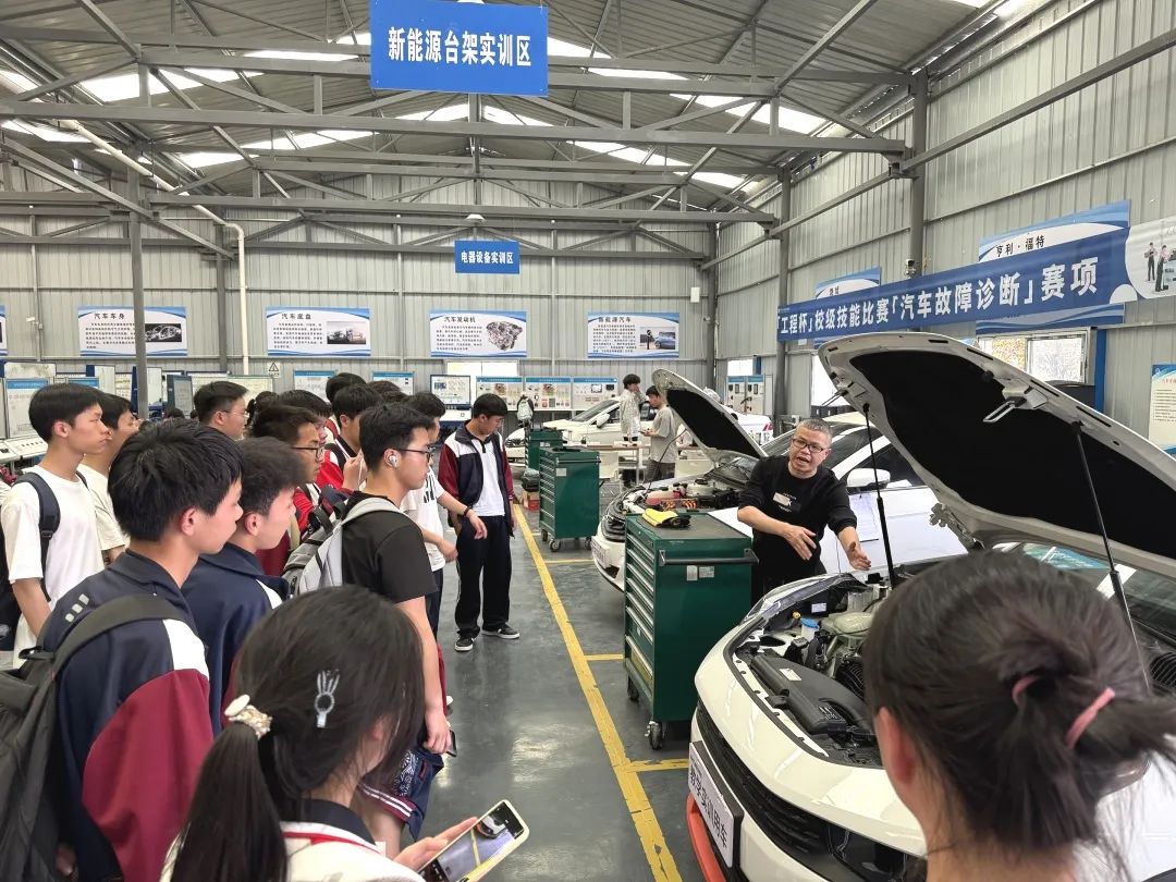 惠水一中师生走进贵州工商职业学院开展职业教育研学活动