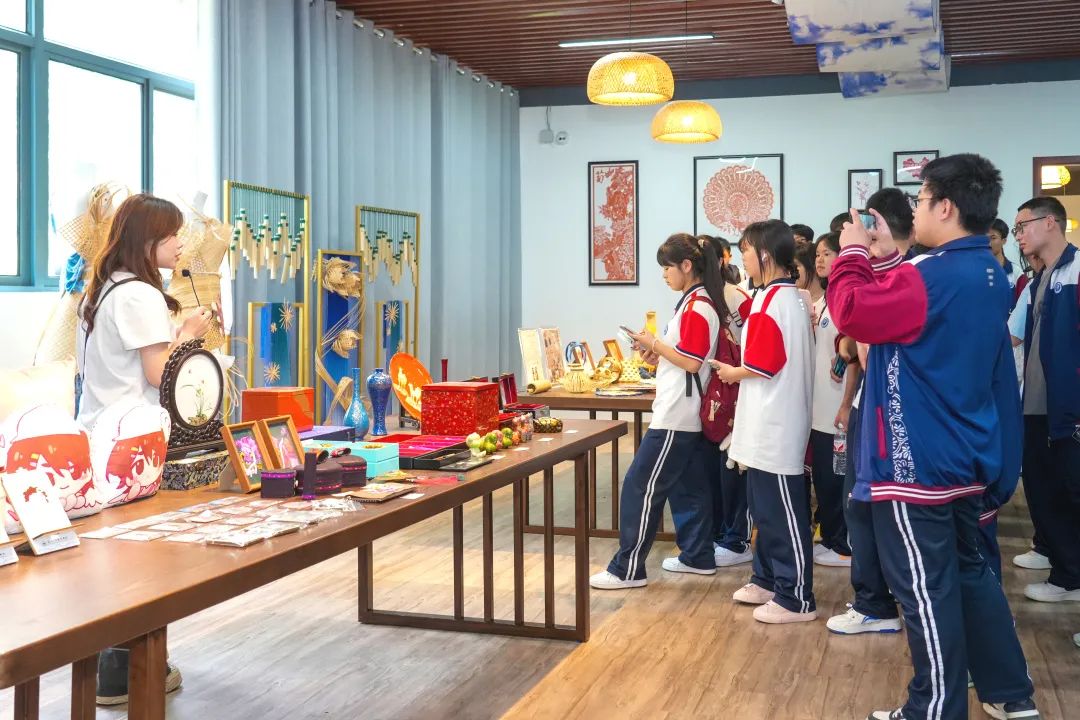 惠水一中师生走进贵州工商职业学院开展职业教育研学活动
