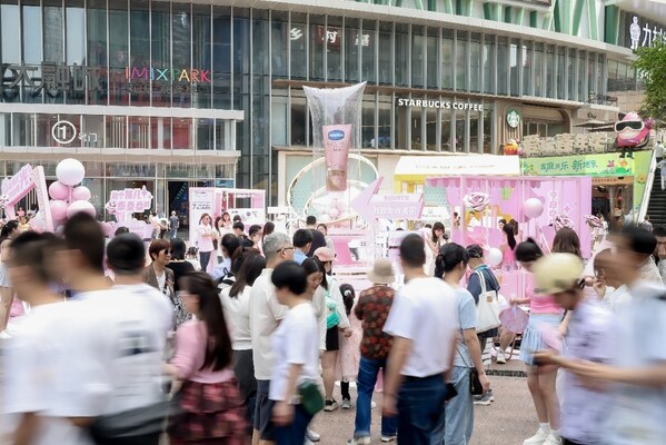 凡士林®携手屈臣氏「发光美白快闪街区」空降重庆观音桥！解锁山城夏日焕白新体验