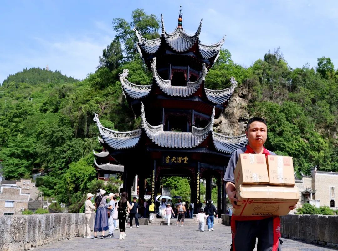 五一卤鹅“飞”全国！京东小哥在重庆上演“鹅”式揽收狂欢