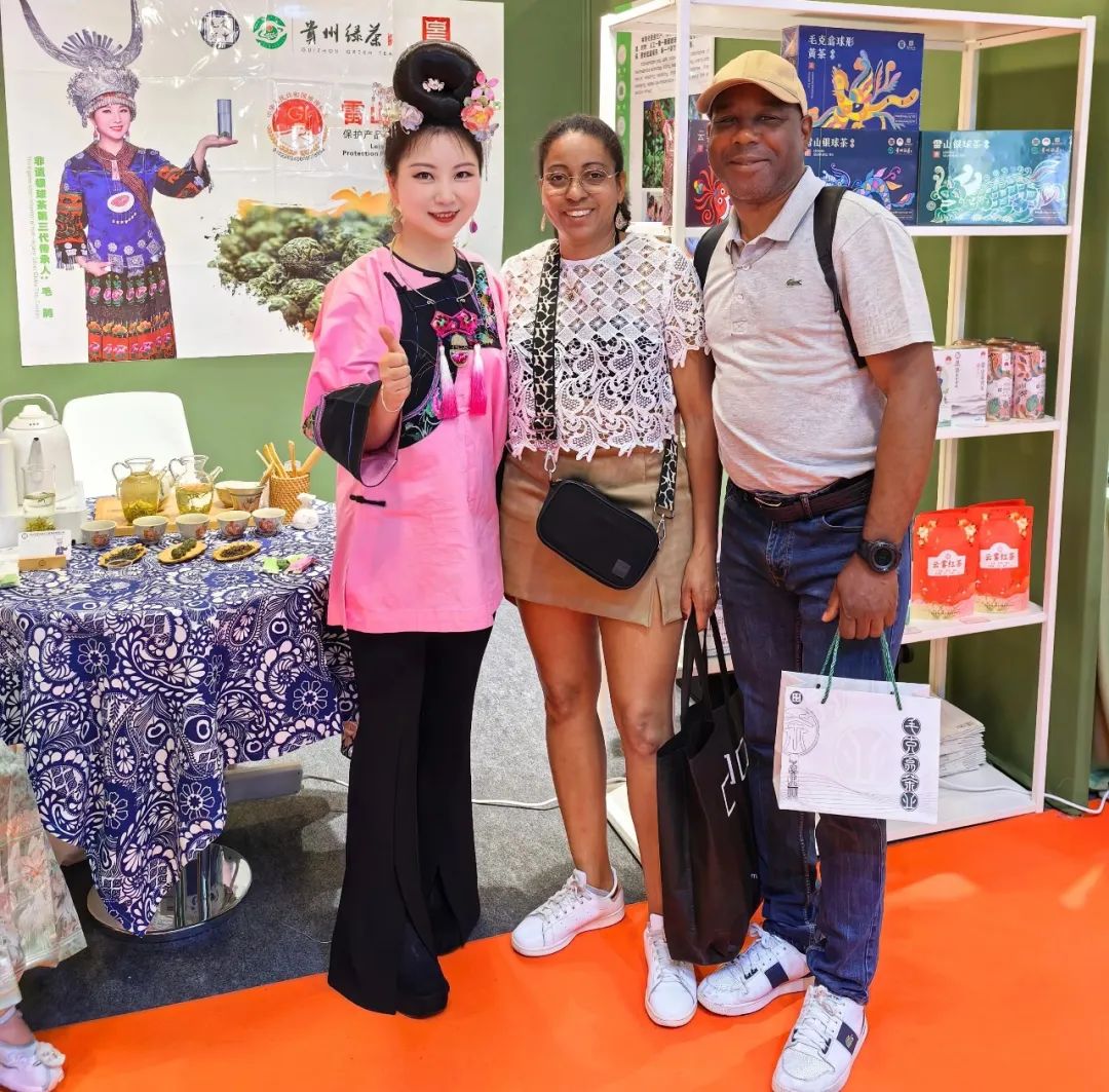 银球茶香飘塞纳河！雷山毛克翕茶业携非遗技艺亮相巴黎国际博览会