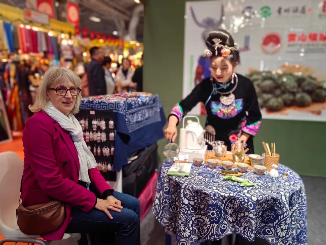银球茶香飘塞纳河！雷山毛克翕茶业携非遗技艺亮相巴黎国际博览会