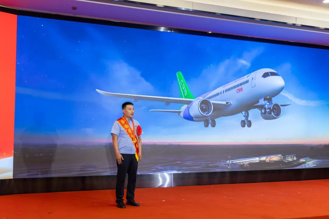 “匠心铸临港 奋斗创未来”2025年临港新片区劳模先进表彰大会举行