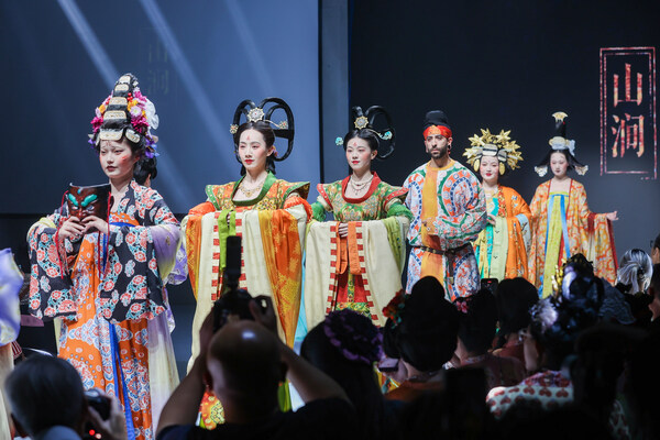 领略非遗之美：2025"国丝汉服月-天工霓裳"活动在中国丝绸博物馆启幕