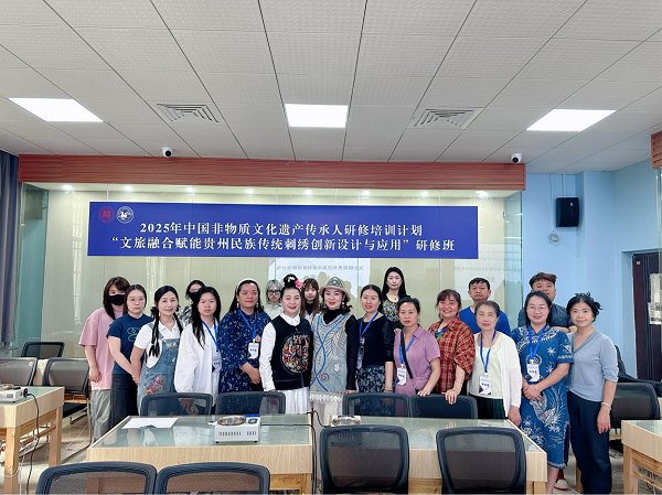 指尖绽芳华：苗绣艺术的沉浸式传承之旅