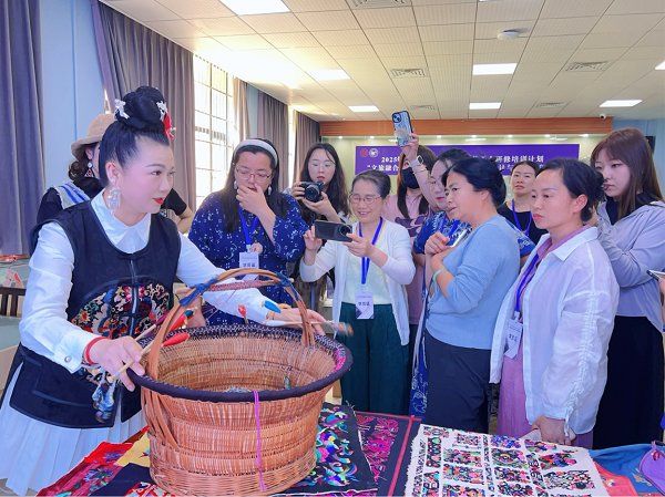 指尖绽芳华：苗绣艺术的沉浸式传承之旅