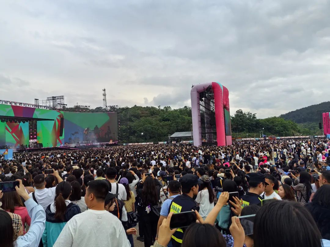 茅台文旅携超5万观众嗨翻「黄小西」T²音乐与艺术节