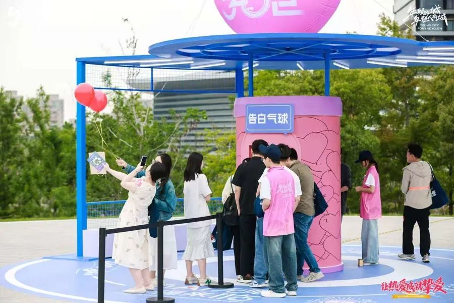 百对新人滴水湖畔举办集体婚礼，临港缔造青年社交新地标