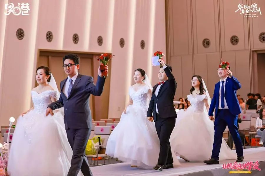 百对新人滴水湖畔举办集体婚礼，临港缔造青年社交新地标