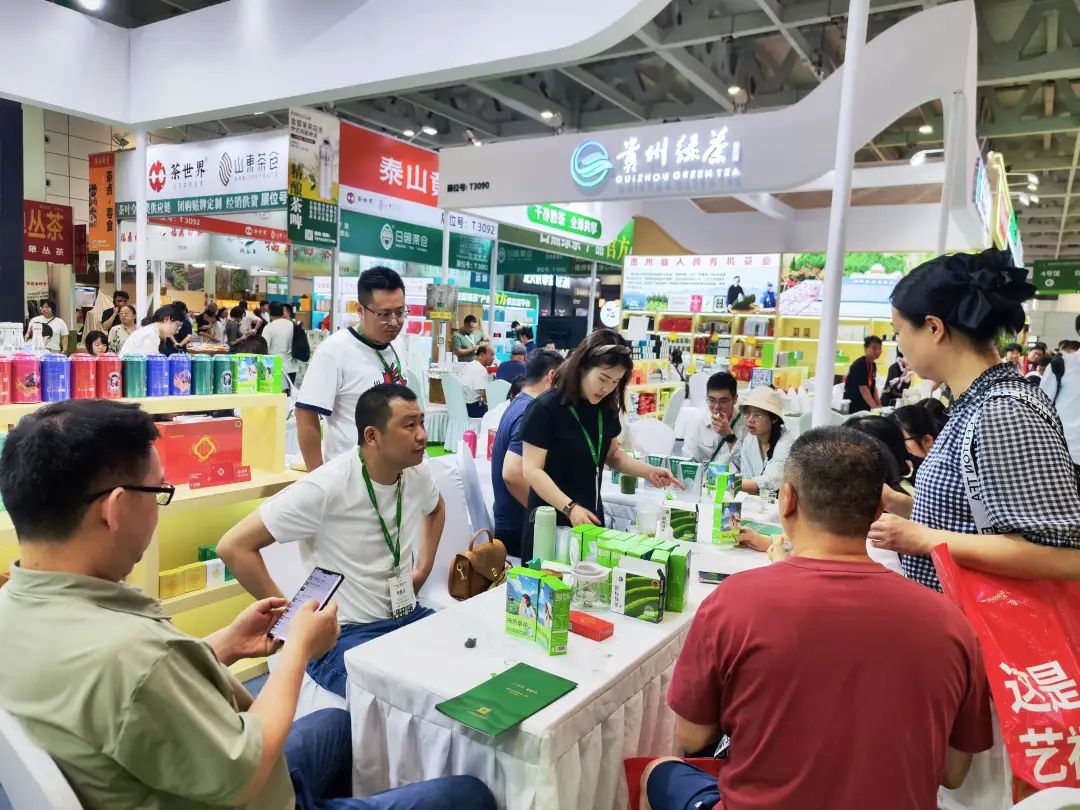 黔茶泉涌 香动齐鲁——贵州绿茶展团济南茶博会第三日热度攀升