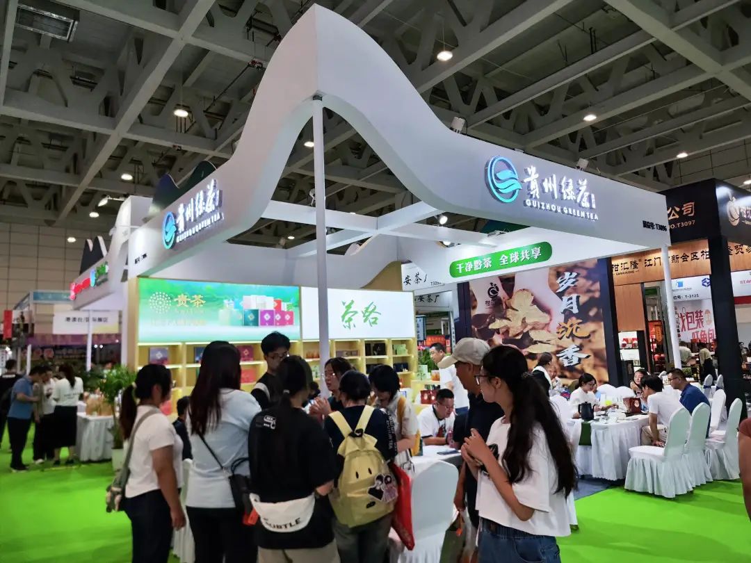 黔茶泉涌 香动齐鲁——贵州绿茶展团济南茶博会第三日热度攀升