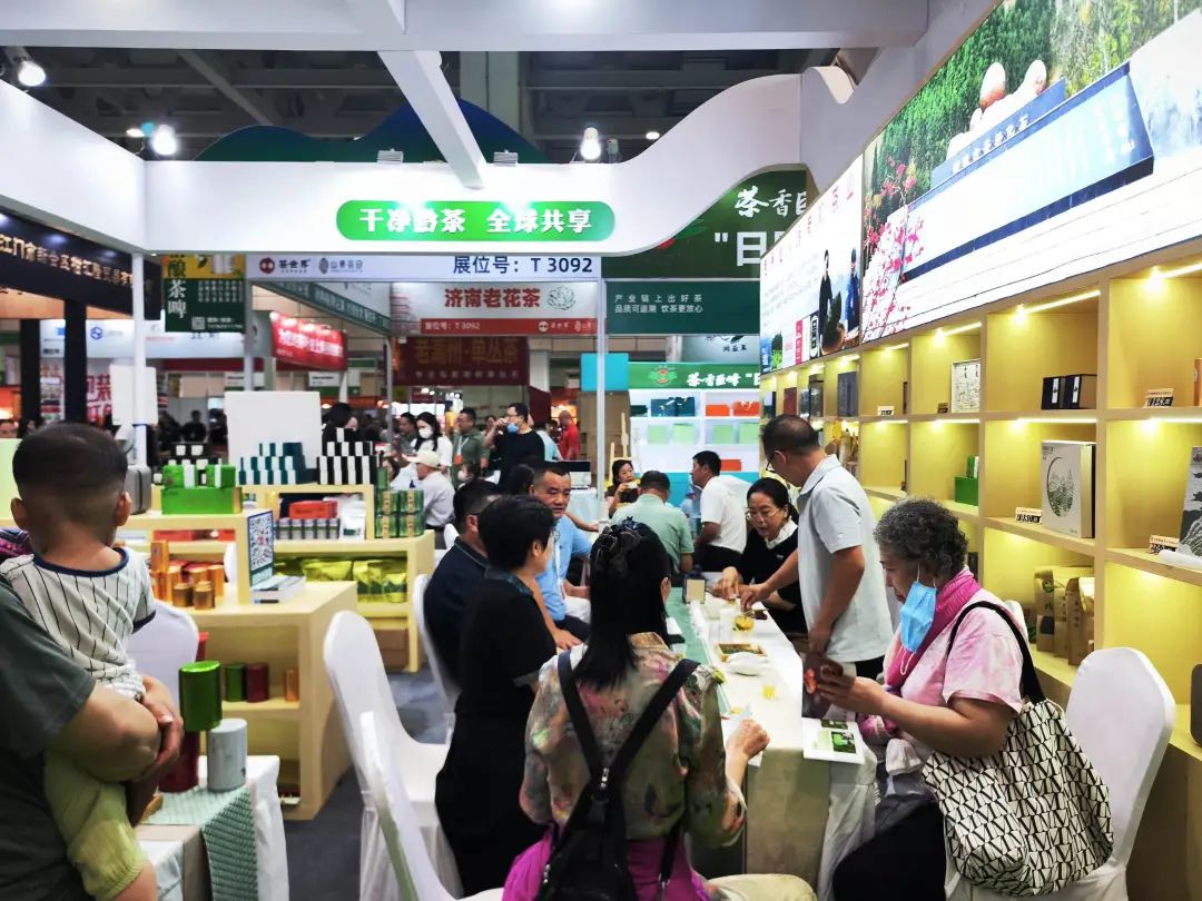 黔茶泉涌 香动齐鲁——贵州绿茶展团济南茶博会第三日热度攀升