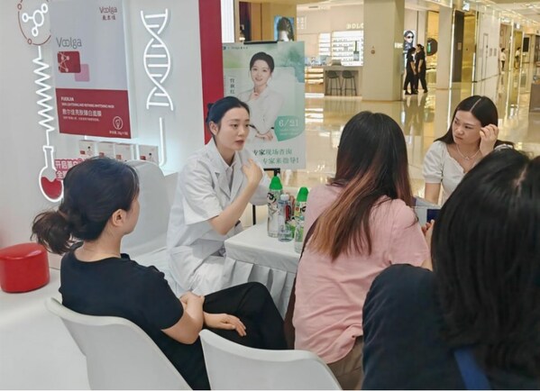 敷尔佳×屈臣氏快闪店落地成都 新品械字号水乳线下首秀
