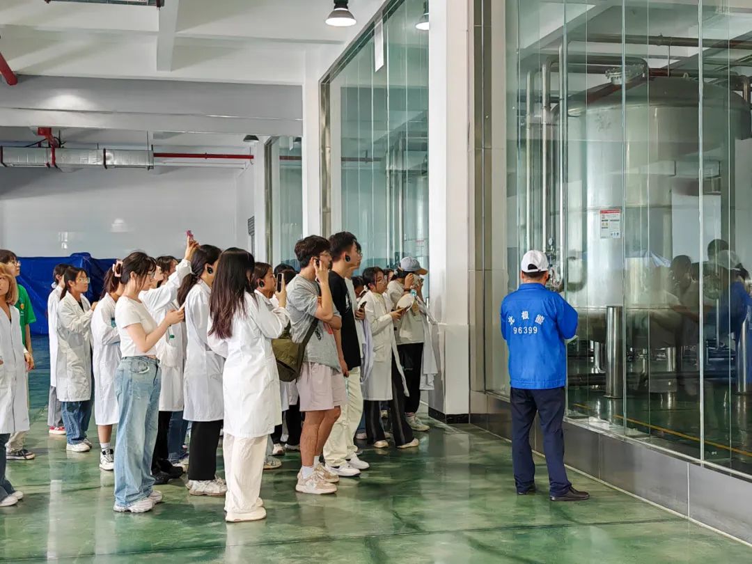 贵州大学酿酒与食品工程学院师生一行赴北极熊花溪水厂，探秘“水”的科技与质量之旅