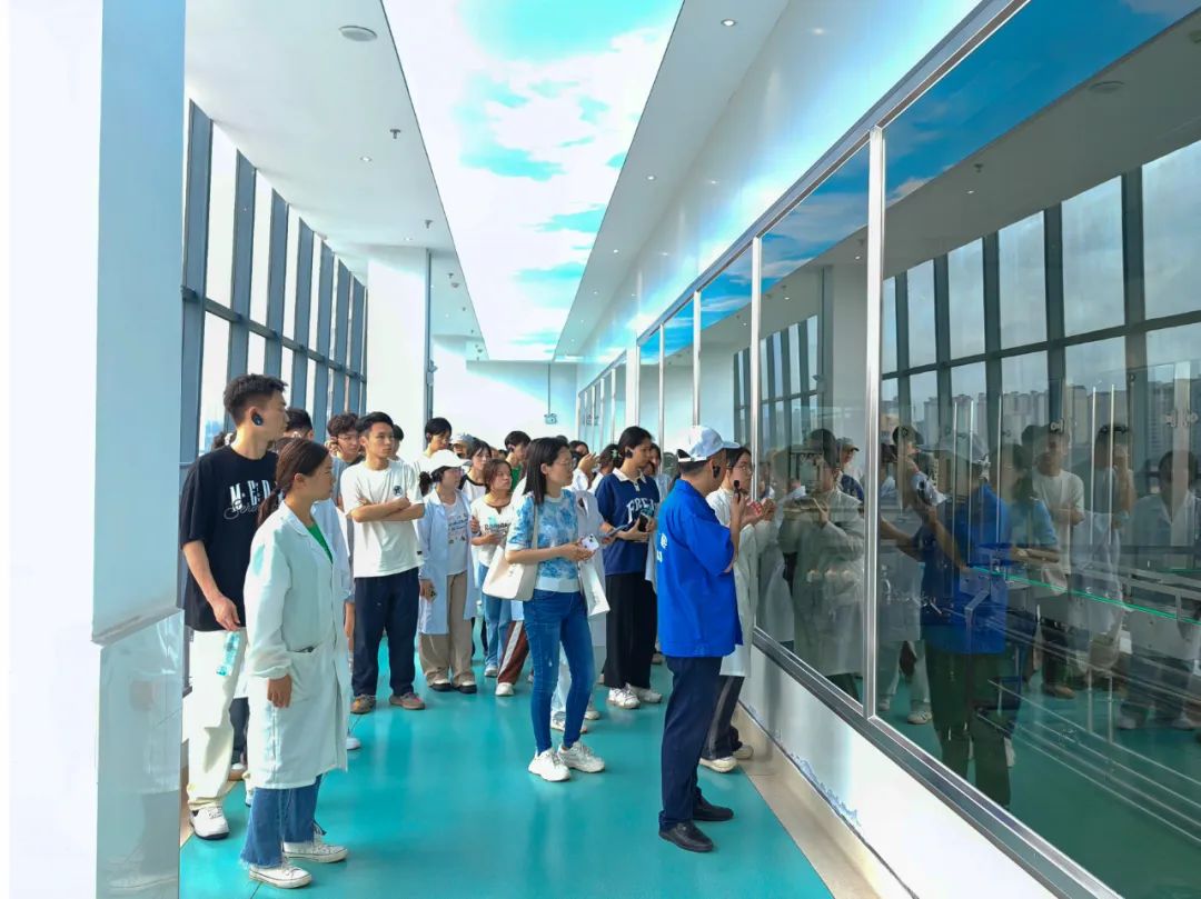 贵州大学酿酒与食品工程学院师生一行赴北极熊花溪水厂，探秘“水”的科技与质量之旅