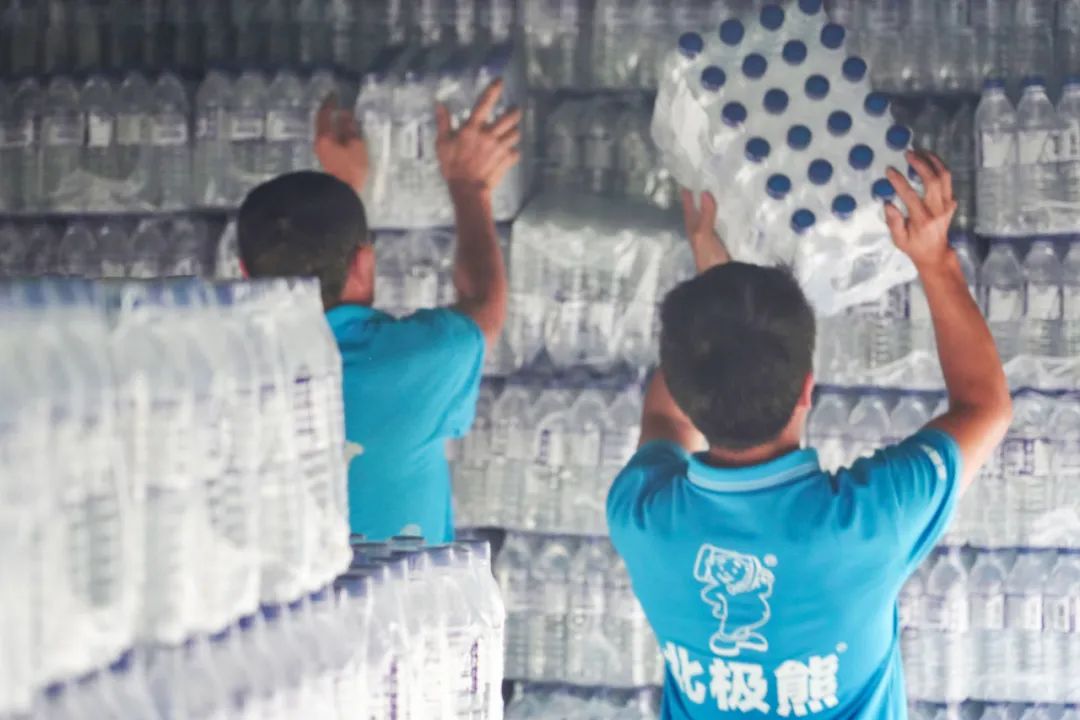 贵州北极熊携手肖战粉丝“小飞侠”爱心驰援,风雨同舟,榕江加油!