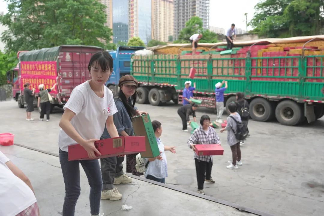 贵州北极熊携手肖战粉丝“小飞侠”爱心驰援，风雨同舟，榕江加油！
