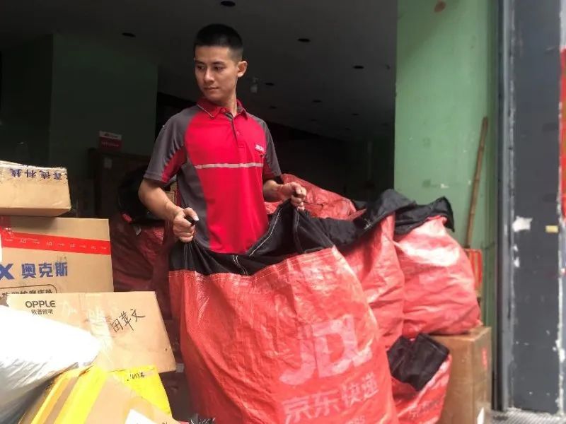 快递行业唯一，京东快递小哥黄学根荣获四川青年五四奖章