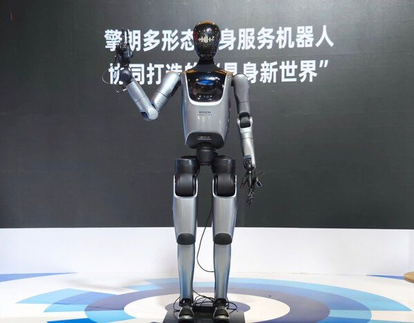 擎朗双足人形服务机器人全球首秀 多形态具身服务机器人岗位化亮相WAIC