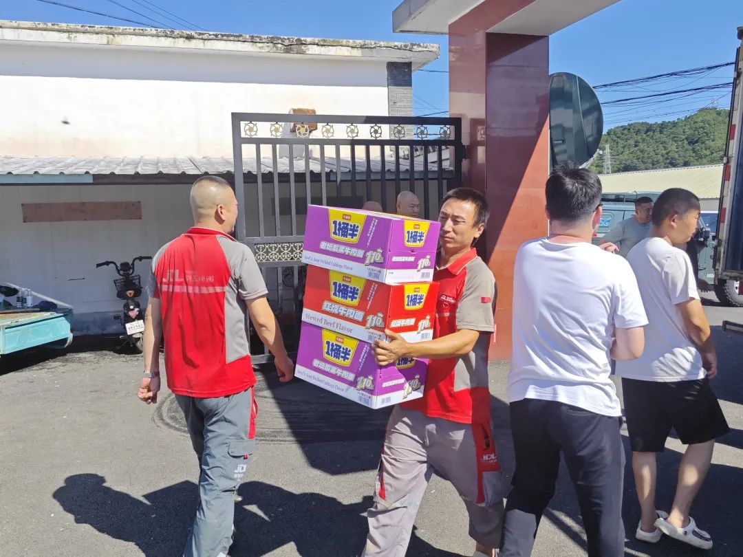 京东向密云等灾区捐赠的第一批物资已送达 京东小哥积极参与防汛救灾