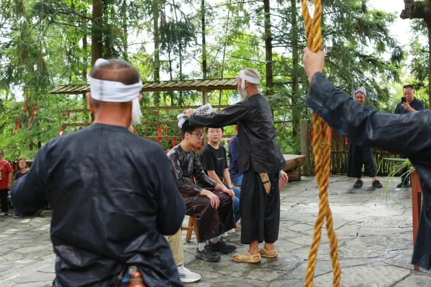 岜沙苗寨｜成人礼启幕千年传承，“村T”绽放民族潮光