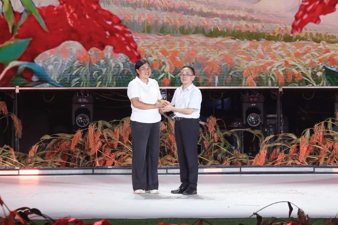 2025年中国农民丰收节晚会仁怀特色会场暨乙巳年茅台红缨子高粱丰收季圆满举办