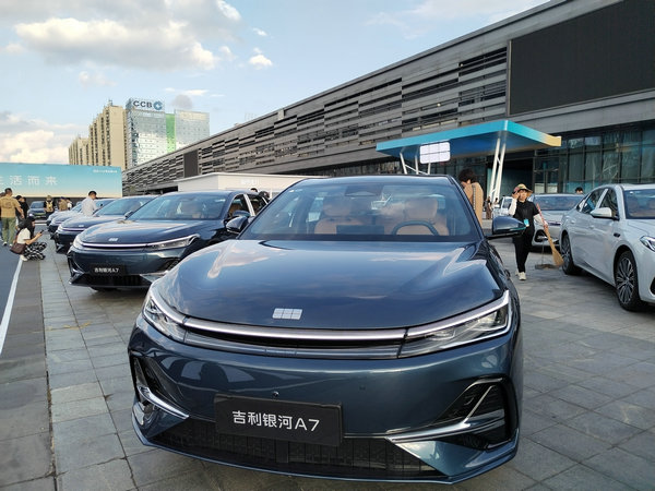 8.18万元起售，吉利银河A7正式上市!“五大颠覆”重新定义电混家轿新标准