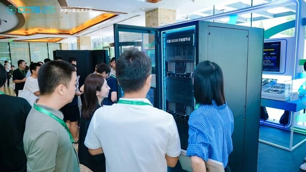 浪潮信息发布"元脑SD200"超节点，面向万亿参数大模型创新设计