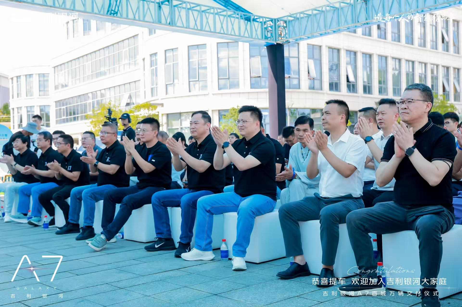 2025家轿市场新"顶流"！吉利银河A7上市即开启百城万辆交付