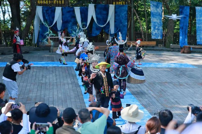 千年成人礼碰撞时尚村T秀，民族文化翻开传承新篇