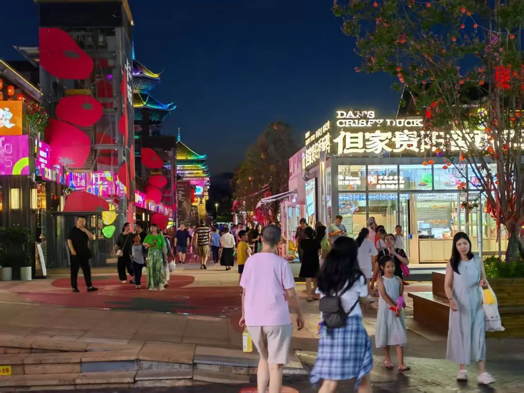 避暑热潮涌动，多彩贵州城夜经济绽放新活力