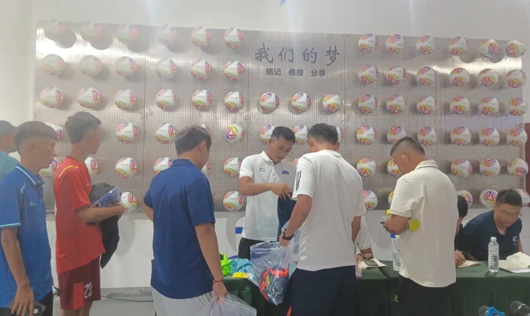2025贵州青少年足球锦标赛在都匀足球小镇火热开赛