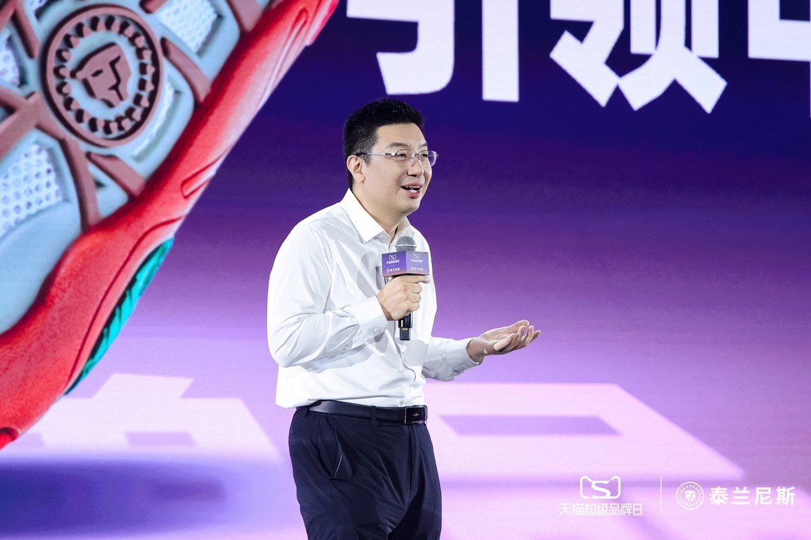 泰兰尼斯“稳跑鞋”在京震撼发布，明星父母助阵，诠释为爱守护的新力量