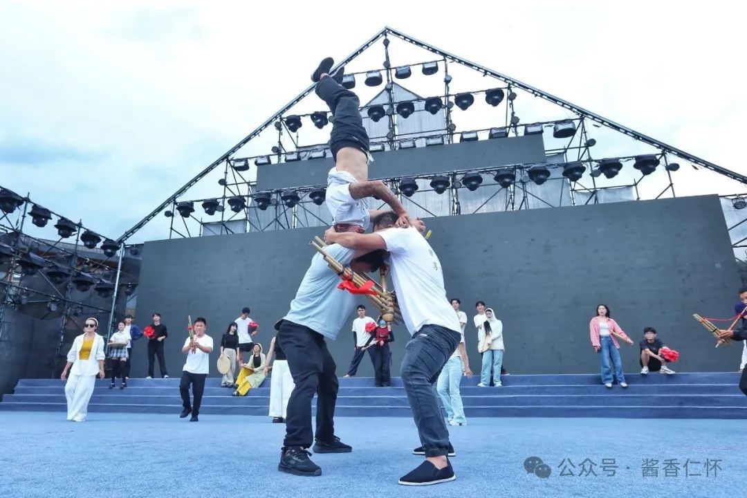 明晚，30城同步直播仁怀高粱归仓仪式