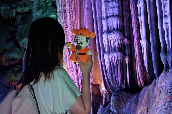 桂林银子岩景区发布全球首款AI伴游财神