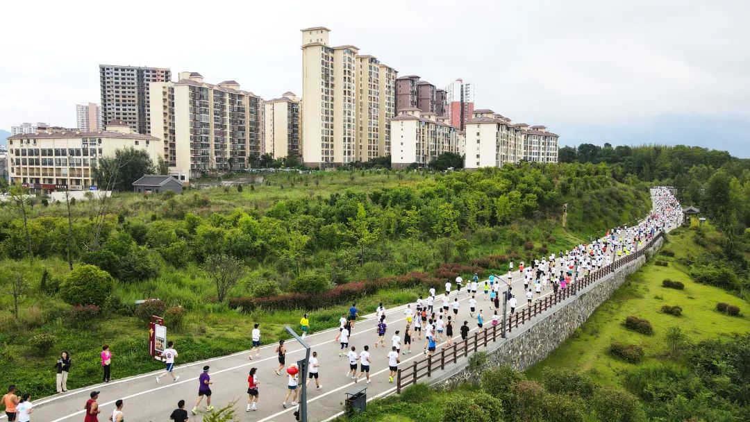 2025威宁半程马拉松鸣枪 万名跑者畅跑草海之滨